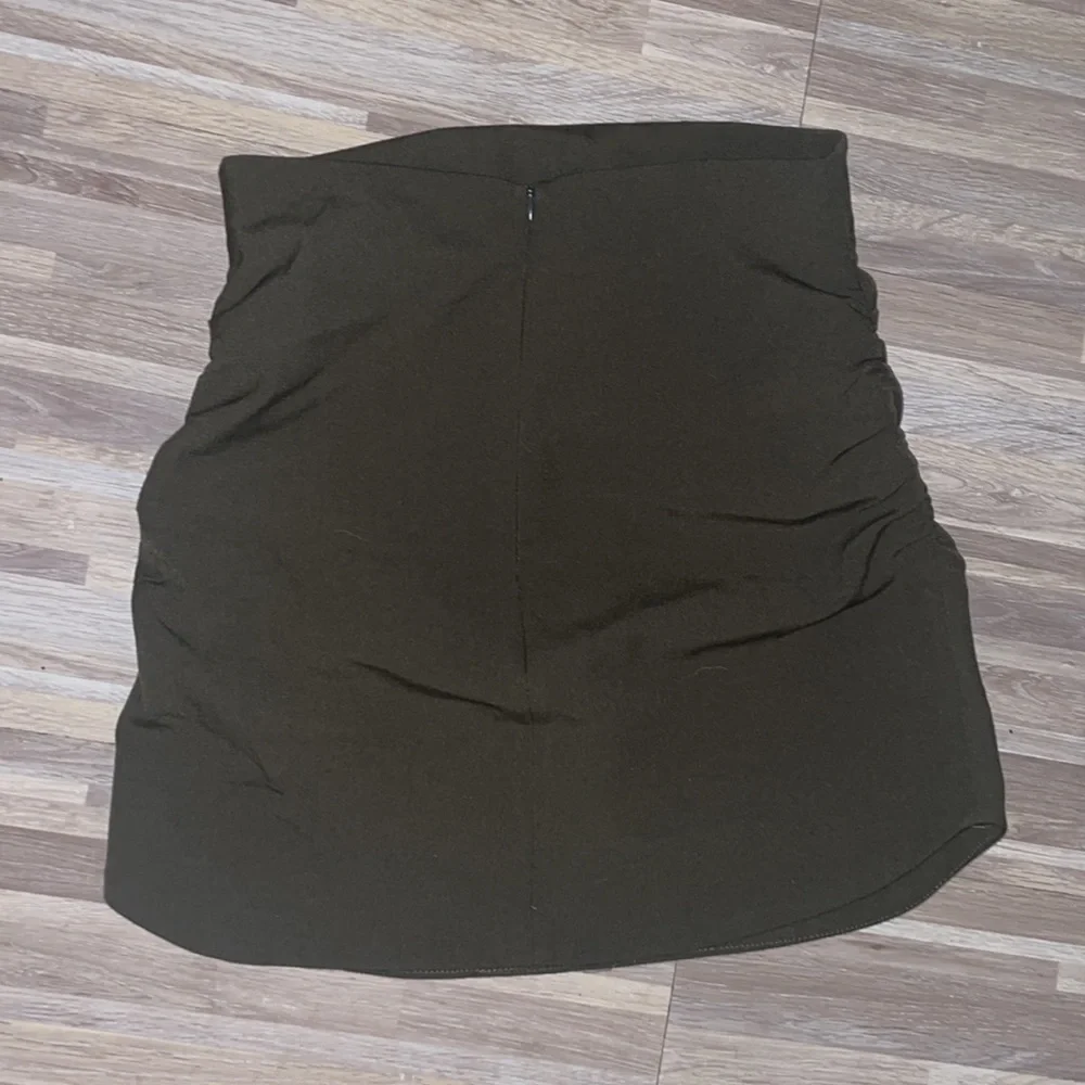 Zara olive green rushed on the sides skirt - Picture 3 of 5
